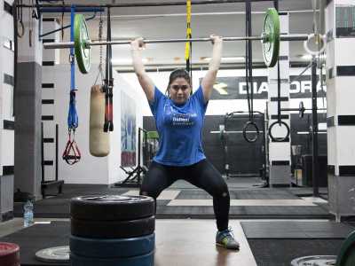 ...e poi ci soffermiamo su Martina, 15enne che indossa pantaloni aderenti neri e una maglia azzurra. �Mi sono qualificata agli ultimi due campionati regionali - fa notare la giovane - ma senza riuscire a salire sul podio. Per questo sto seguendo un rigido programma alimentare preparato dal mio allenatore�